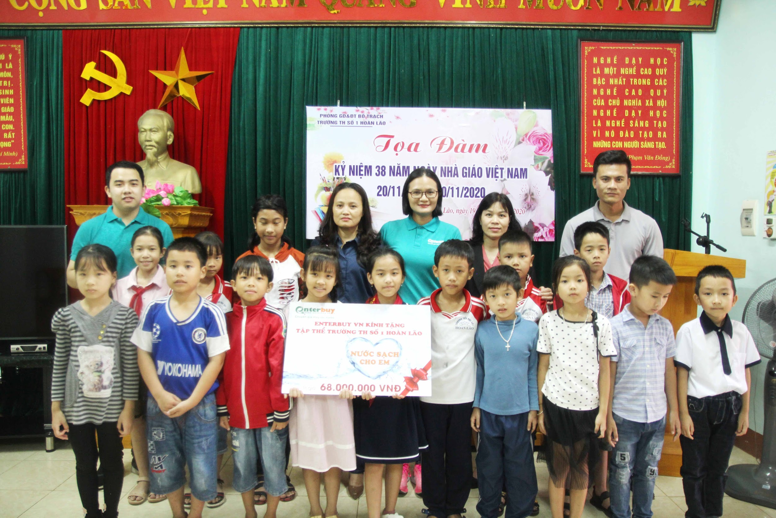 Ban giám hiệu và học sinh của trường vui vẻ háo hức khi được Enterbuy chọn làm địa chỉ thực hiện chương trình