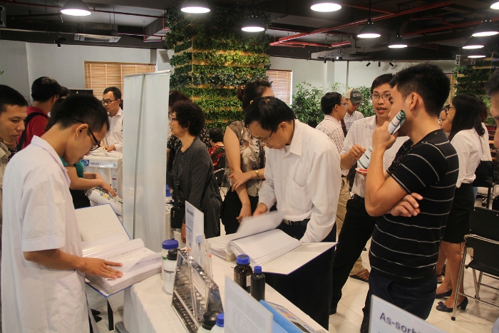 Khách hàng tham quan các công trình nghiên cứu khoa học của Chuyên Gia Nước Enterbuy