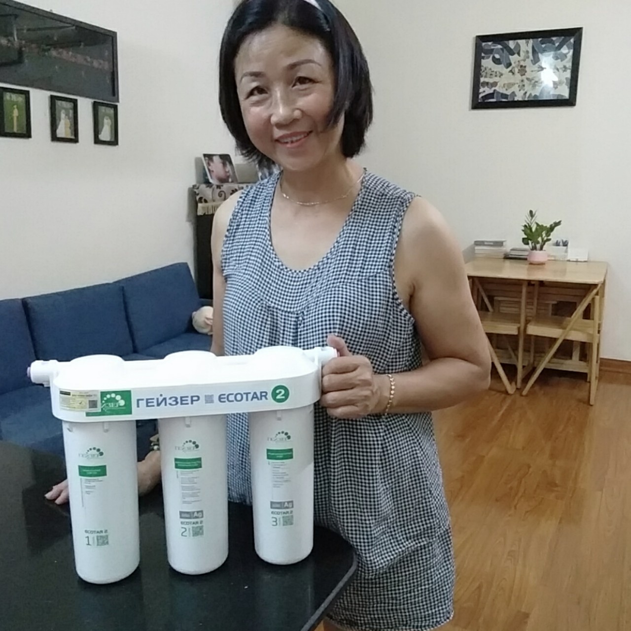 Khách hàng vui mừng vì tậu được máy lọc nước nano Geyser cho gia đình