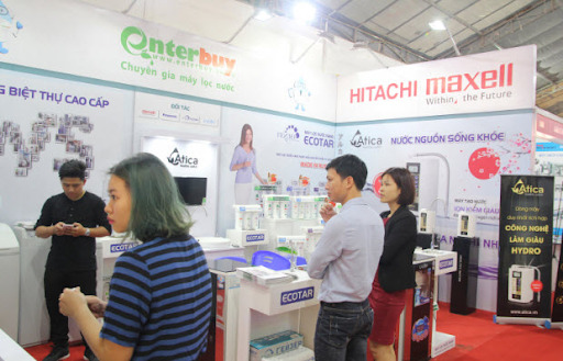 Khách hàng tham quan gian hàng máy lọc nước Hydrogen của Enterbuy.