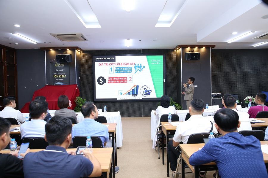 Đại diện Minh Anh Water trình bày về giải pháp điện phân nước ion kiềm