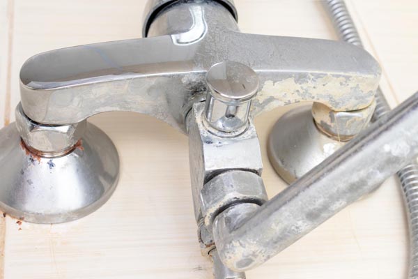 Vật dụng bị bám cặn do nguồn nước nhiễm Canxi.