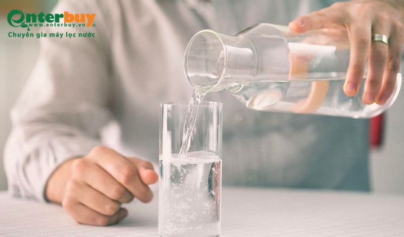 Một sai lầm khi dùng nước kiềm là lưu trữ nước trong bình hở