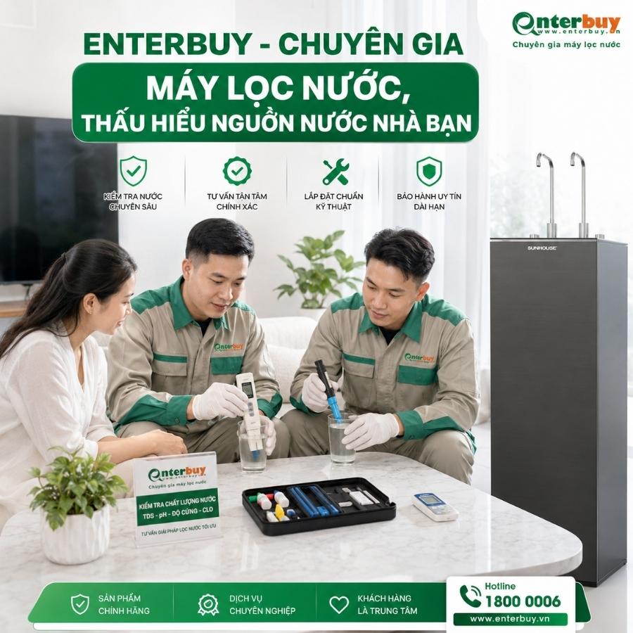Kỹ thuật viên Enterbuy kiểm tra nước cho khách hàng