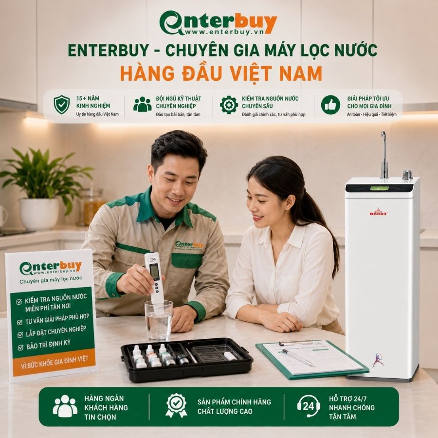 Kỹ thuật viên Enterbuy đang kiểm tra nguồn nước cho khách hàng