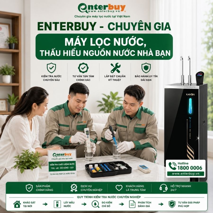 Kỹ thuật viên Enterbuy đo chỉ số nước cho khách hàng lắp máy Karofi SA8 PREMIUM